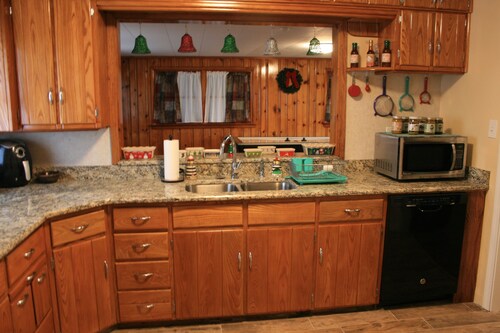 Nice Home Located Near The Smokie Mountains and The Dragon