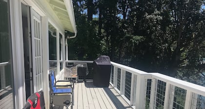 Lake Front - incredible views of Dexter Lake and only 22 minutes to U of O!