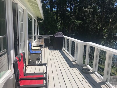 Lake Front - incredible views of Dexter Lake and only 22 minutes to U of O!