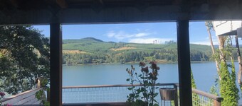 Lake Front - incredible views of Dexter Lake and only 22 minutes to U of O!