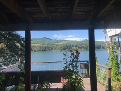 Lake Front - incredible views of Dexter Lake and only 22 minutes to U of O!