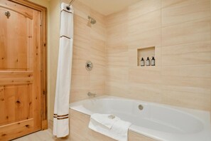 Sèche-cheveux, serviettes fournies, savon, shampoing