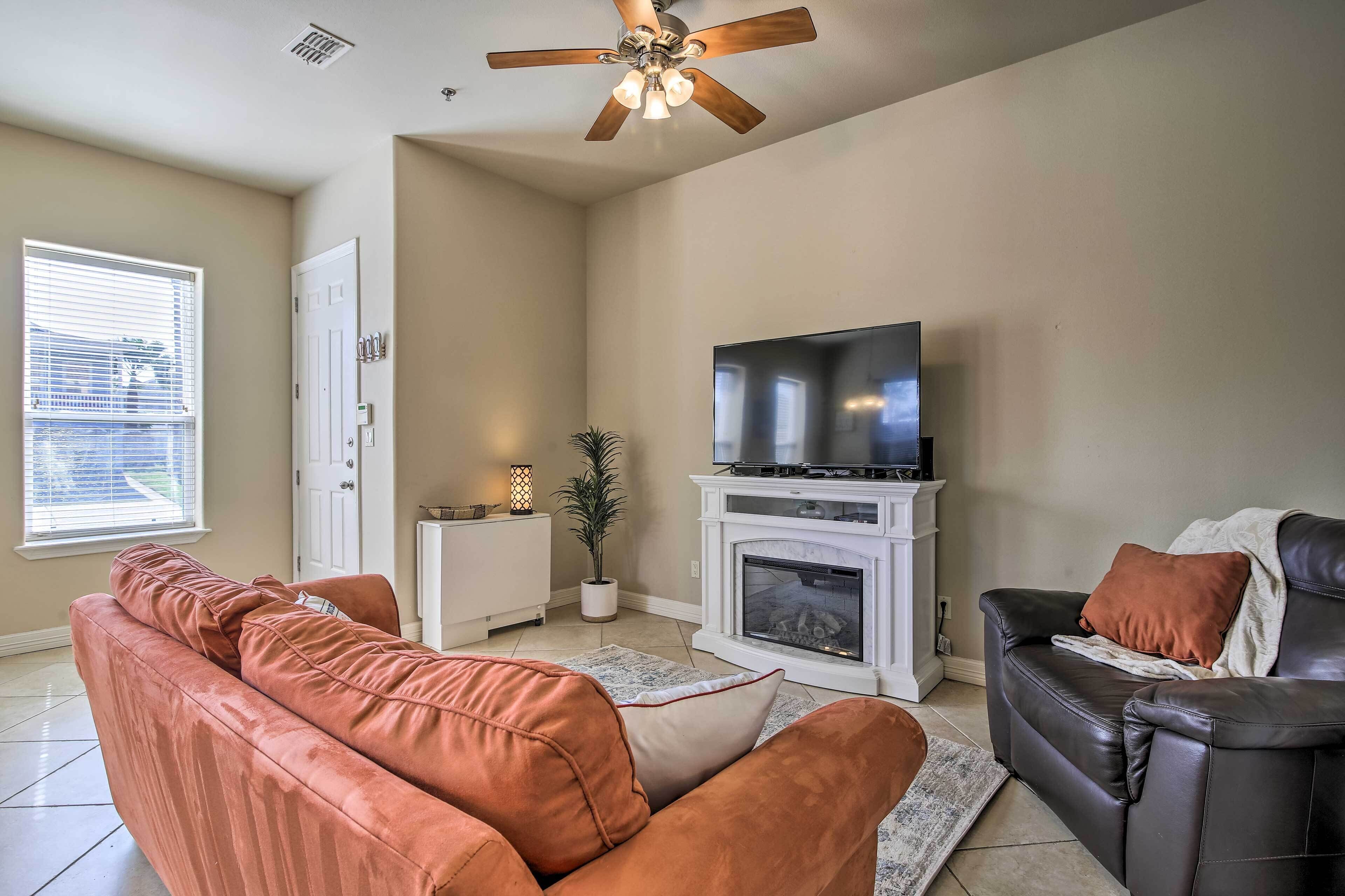 Texas Condo w/ Outdoor Pools - Walk to Beach!