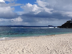 On the beach, sun-loungers, beach towels - Stay on the Beach in Saint Maarten! (Philipsburg)