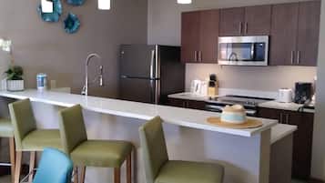 Frigorifero, microonde, forno, piano cottura