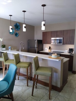 Frigorifero, microonde, forno, piano cottura