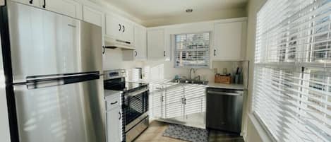 Fridge, oven, stovetop, dishwasher