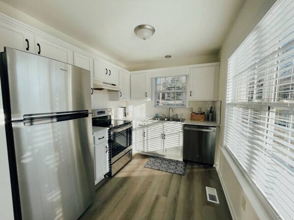 Kühlschrank, Ofen, Herdplatte, Geschirrspüler