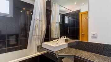 Family Apartment | Bathroom | Separate bathtub and shower, hair dryer, bidet, towels