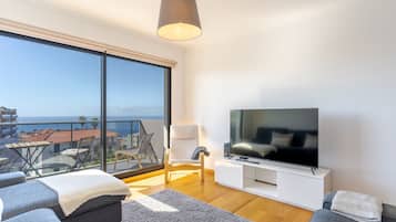 Apartamento familiar | Zona de estar | Televisión de pantalla plana de 52 pulgadas con canales por satélite
