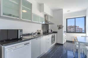 Family Apartment | Private kitchen | Full-sized fridge, microwave, oven, dishwasher