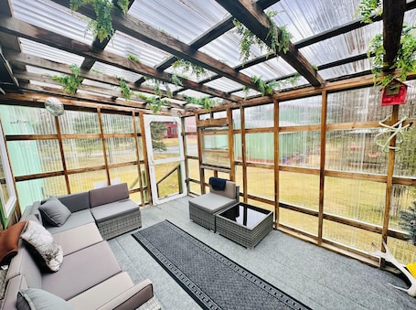 Interior. Spacious Guest House with Sauna, 5+ beds, Near Katmai!