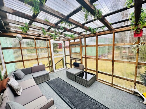 Spacious Guest House with Sauna, 5+ beds, Near Katmai!