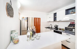 Fridge, oven, dishwasher, coffee/tea maker