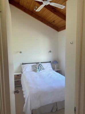 2 slaapkamers, een strijkplank/strijkijzer, beddengoed