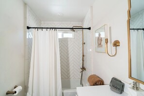 Baignoire, sèche-cheveux, serviettes fournies, savon