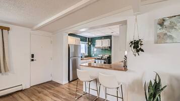 Coffee/tea maker, fridge, microwave, oven