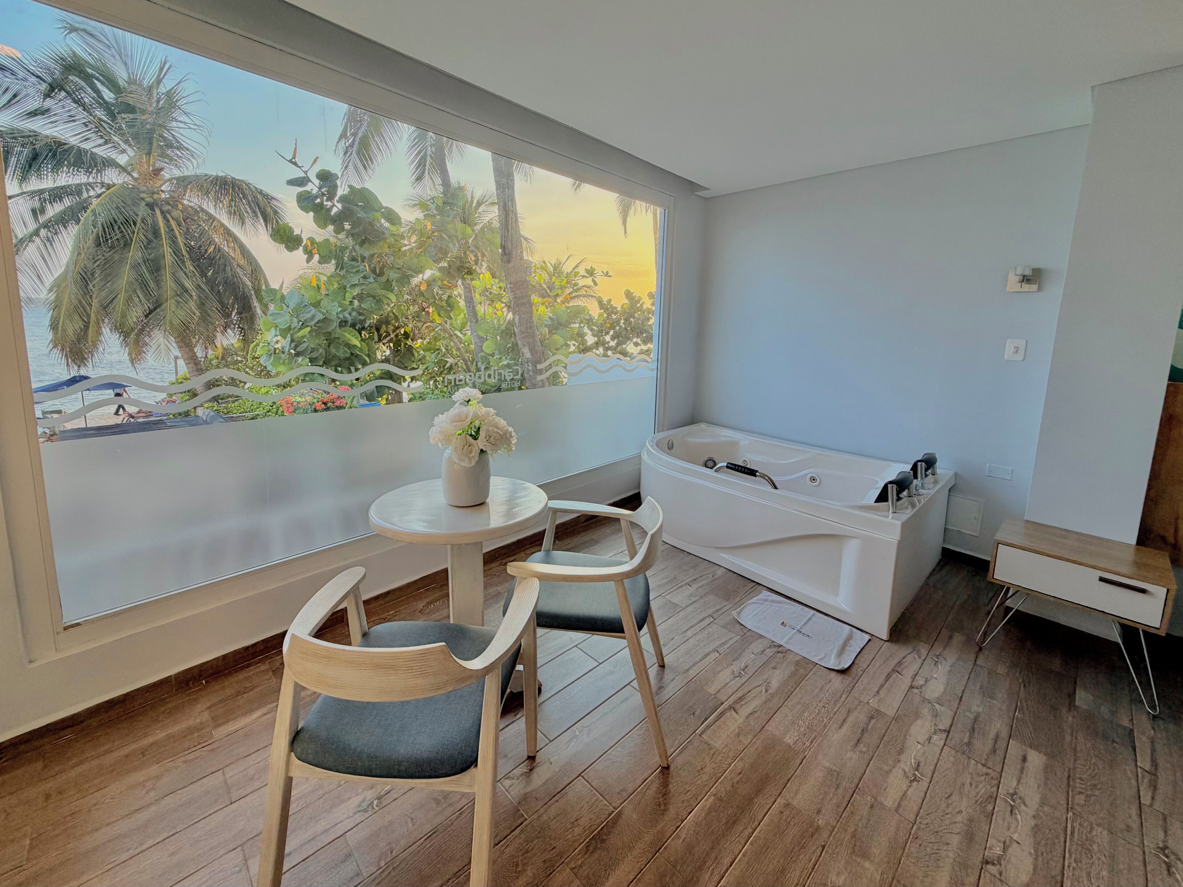 Quarto casal ou duplo superior, banheira de imersão, vista para o mar | Cofres nos quartos, Wi-Fi de cortesia, roupa de cama