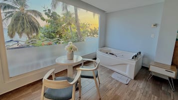 Quarto casal ou duplo superior, banheira de imersão, vista para o mar | Cofres nos quartos, Wi-Fi de cortesia, roupa de cama