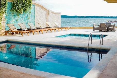 2 piscinas al aire libre, sillones reclinables de piscina