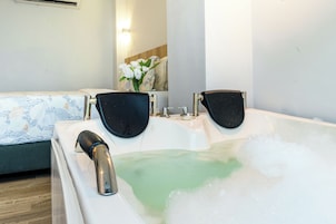 Caja de seguridad en la habitación, wifi gratis y ropa de cama