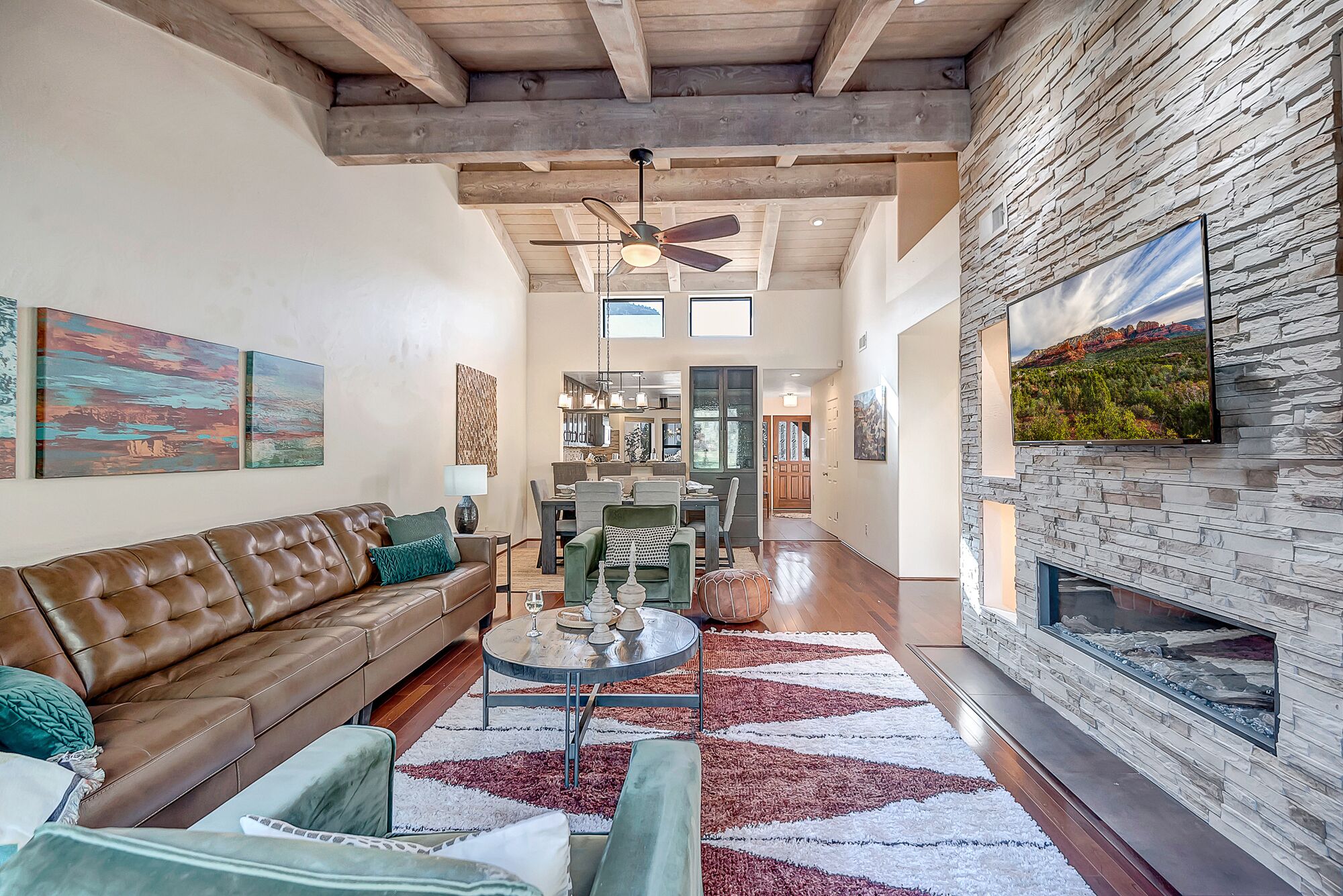 Televisión y chimenea 