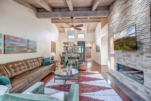 Overlooks Golf Course, Deck With Great VIiew, Community Tennis,Pool & Hot Tub!