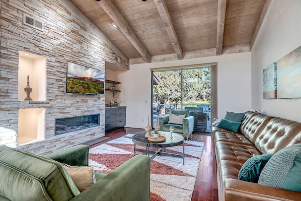 TV, fireplace
