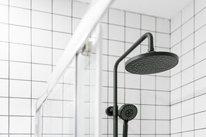 Bruser, hårtørrer, håndklæder, Sæbe
