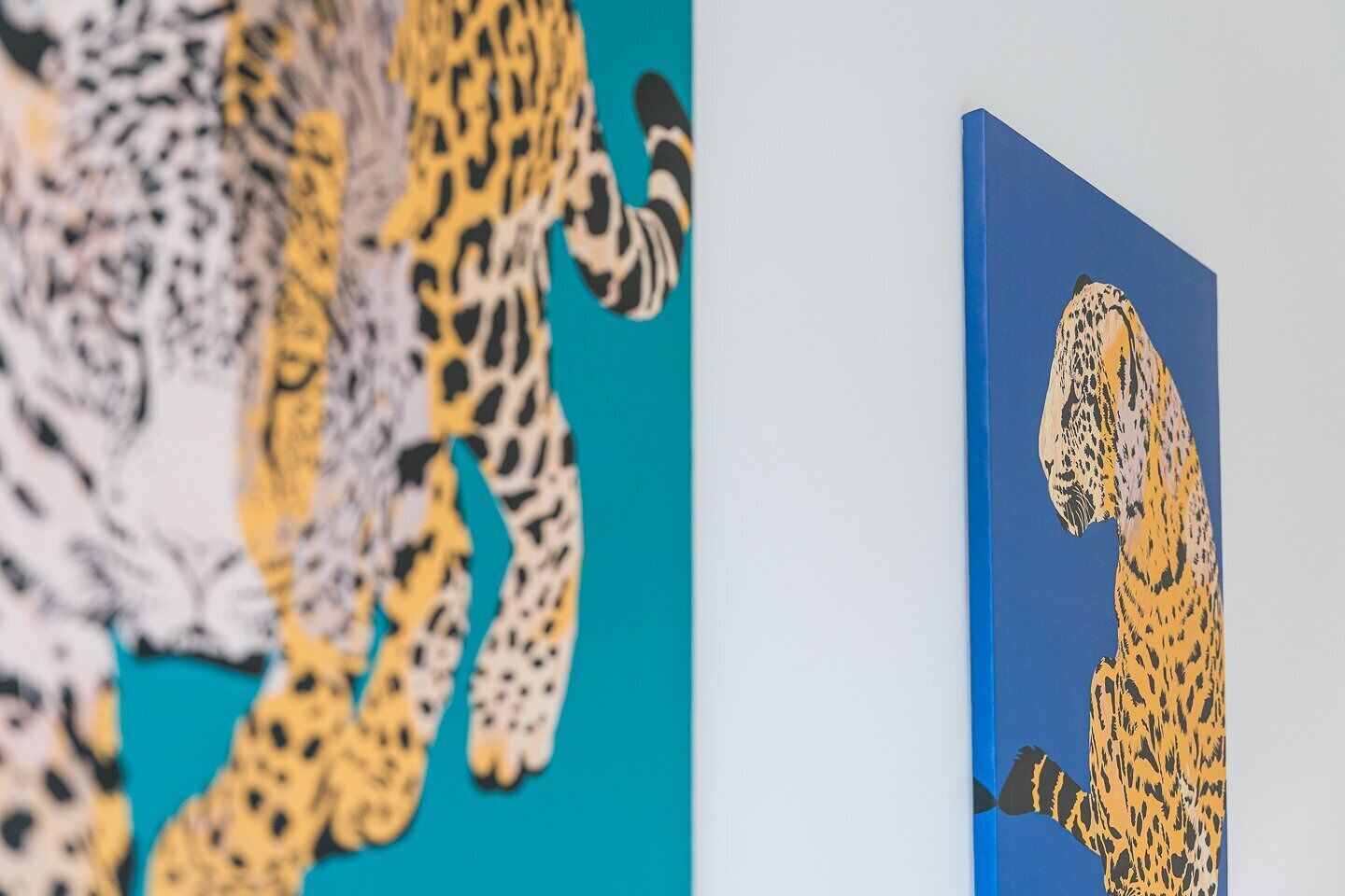 Una pared con varias obras de arte de estampado de leopardo.