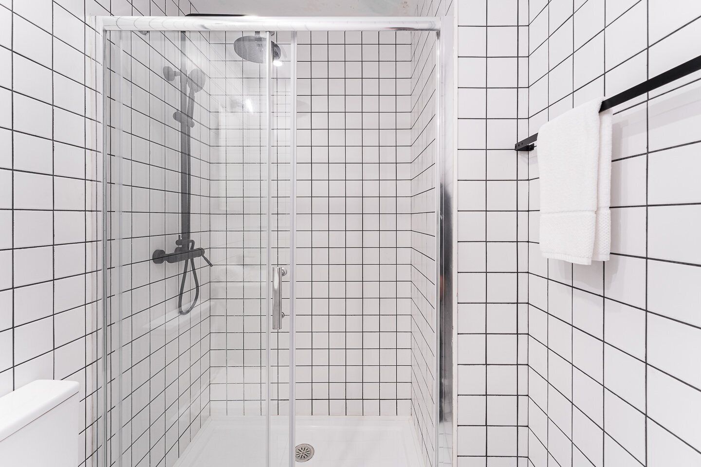 Baignoire, sèche-cheveux, serviettes fournies