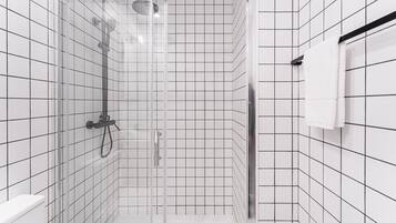 Baignoire, sĂšche-cheveux, serviettes fournies