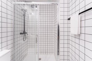 Badewanne, Haartrockner, Handtücher