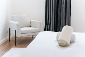 1 dormitori, planxa i posts de planxar, Internet i roba de llit