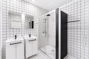 Dusche, Haartrockner, Handtücher, Seife