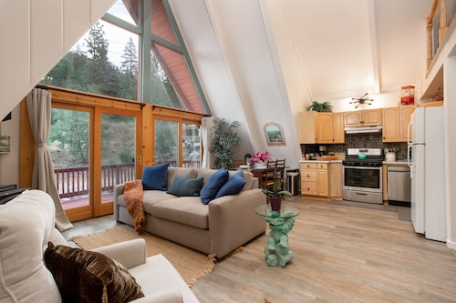 Forest Dream Retreat: A-Frame Cabin/Hot Tub/Games