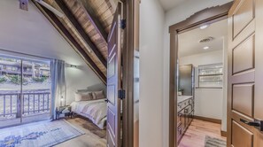 5 bedrooms, desk, free WiFi, bed sheets - 'Elate like a wolf with Excitement' when you stay at Wolf Lodge w/ game room & Pet friendly. (Ruidoso)