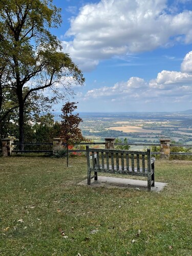 Secluded 2 Bedroom Retreat w/great family room on Sewanee Campus