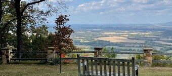 Secluded 2 Bedroom Retreat w/great family room on Sewanee Campus