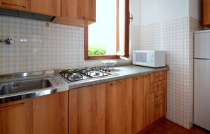 Refrigerador, microondas, parrilla de estufa y utensilios de cocina 