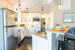 Frigorifero, microonde, forno, piano cottura