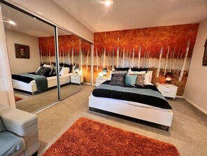 Een strijkplank/strijkijzer, wifi, beddengoed, een wekker