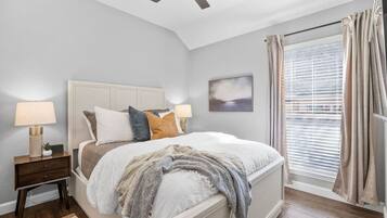 3 室のベッドルーム、デスク、アイロン / アイロン台、旅行用ベビーベッド