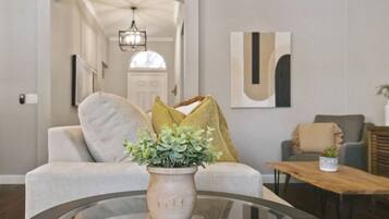 Älytelevisio, takka, kirjoja