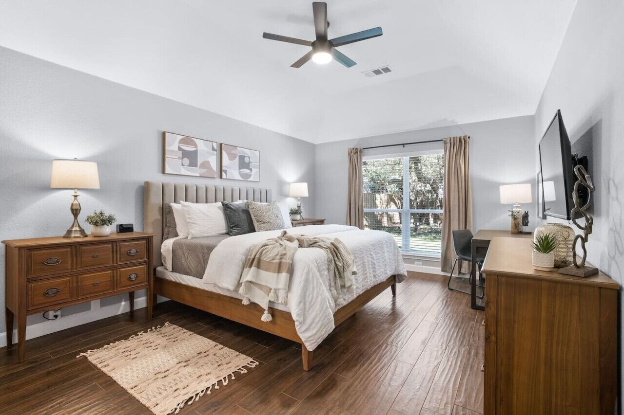 3 makuuhuonetta, työpöytä, silitysrauta/-lauta, vauvan matkasänky