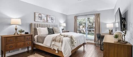 3 室のベッドルーム、デスク、アイロン / アイロン台、旅行用ベビーベッド