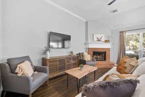 Smart-TV, Kamin, Bücher