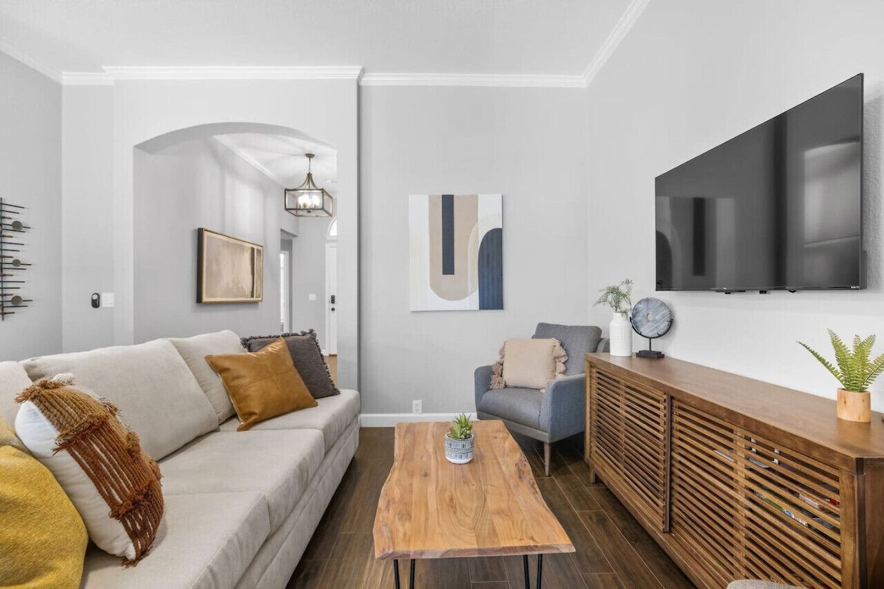 Smart TV, chimenea y libros 