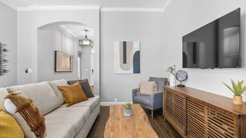 スマートテレビ、暖炉、書庫