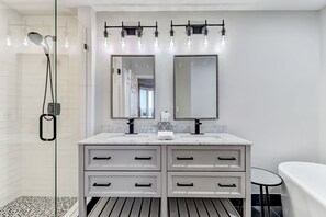 Combined shower/bathtub, hair dryer, towels - Oceanfront | Luxury Ocean Place Condo | Priceless Views | Adjacent to Ritz-Carlton (Fernandina Beach)